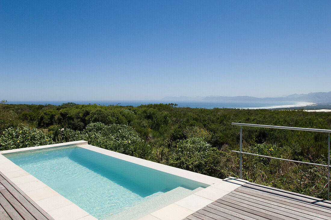 Pool im Sonnenlicht mit Aussicht auf die Walker Bucht, Forest Lodge, Gansbaai, Südafrika, Afrika