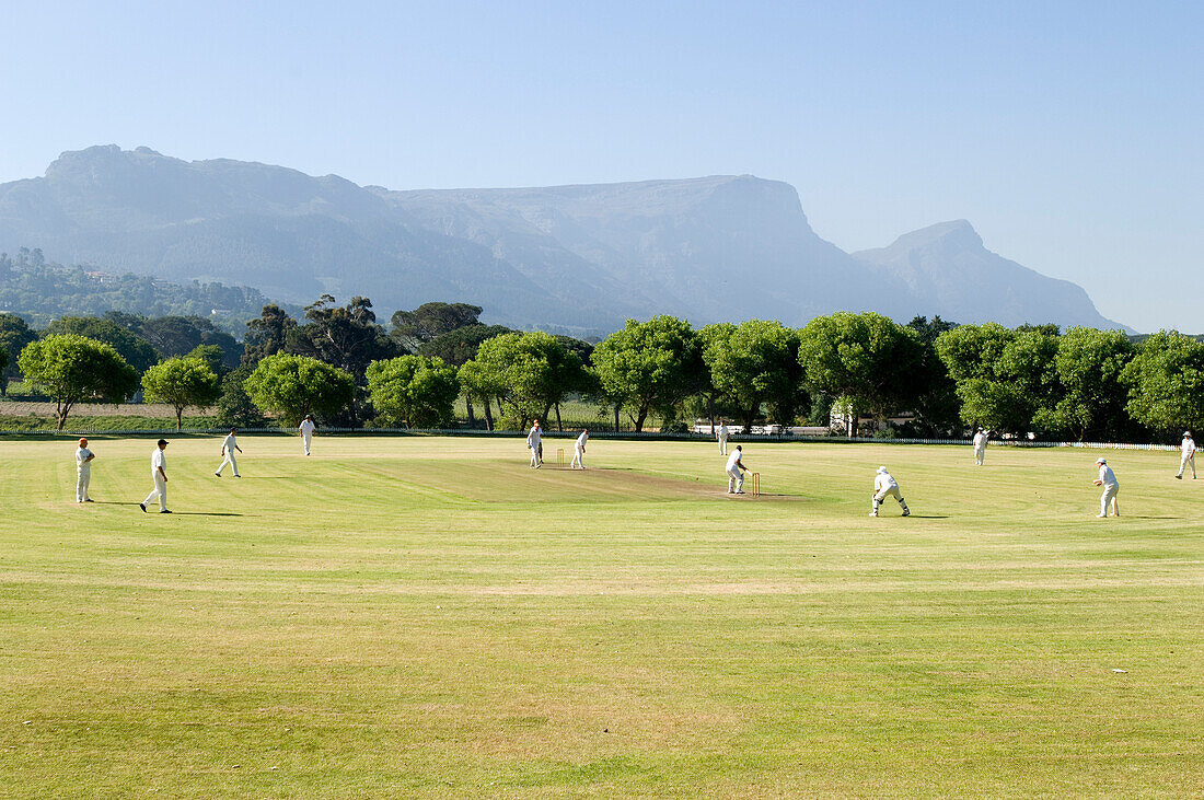 Menschen auf dem Spielfeld des Uitsig Cricket Club, im Hintergrund der Tafelberg, Constantia, Kapstadt, Südafrika, Afrika