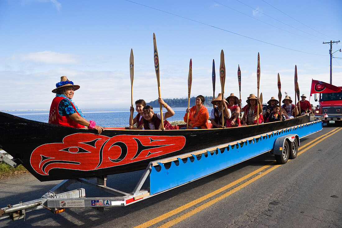 Menschen in einem Kanu der Squamish Nation bei der Grand Parade, Makah Indianerreservation, Olympic Halbinsel, Washington, USA
