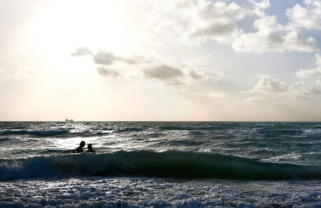 Ein Paar badet im Meer, South Beach, Miami Beach, Florida, USA
