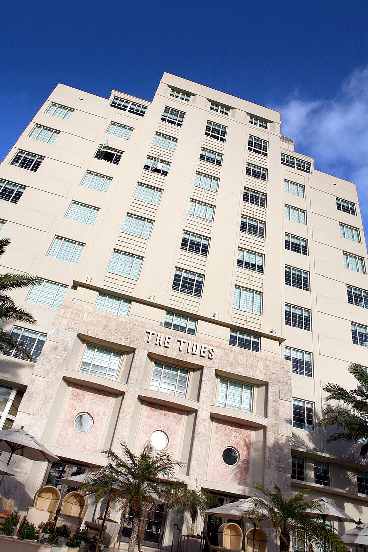 Die Fassade des Tides Hotel am Ocean Drive unter blauem Himmel, South Beach, Miami Beach, Florida, USA