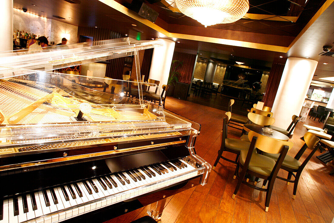 Blick auf ein Klavier in der Florida Room Bar und Lounge im Delano Hotel, Miami Beach, Florida, USA