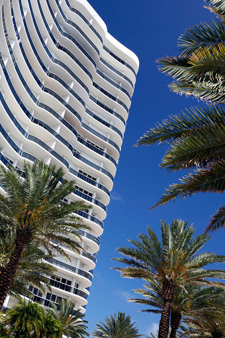 Wohnblock unter blauem Himmel, Majestic towers, Surfside, Miami Beach, Florida, USA