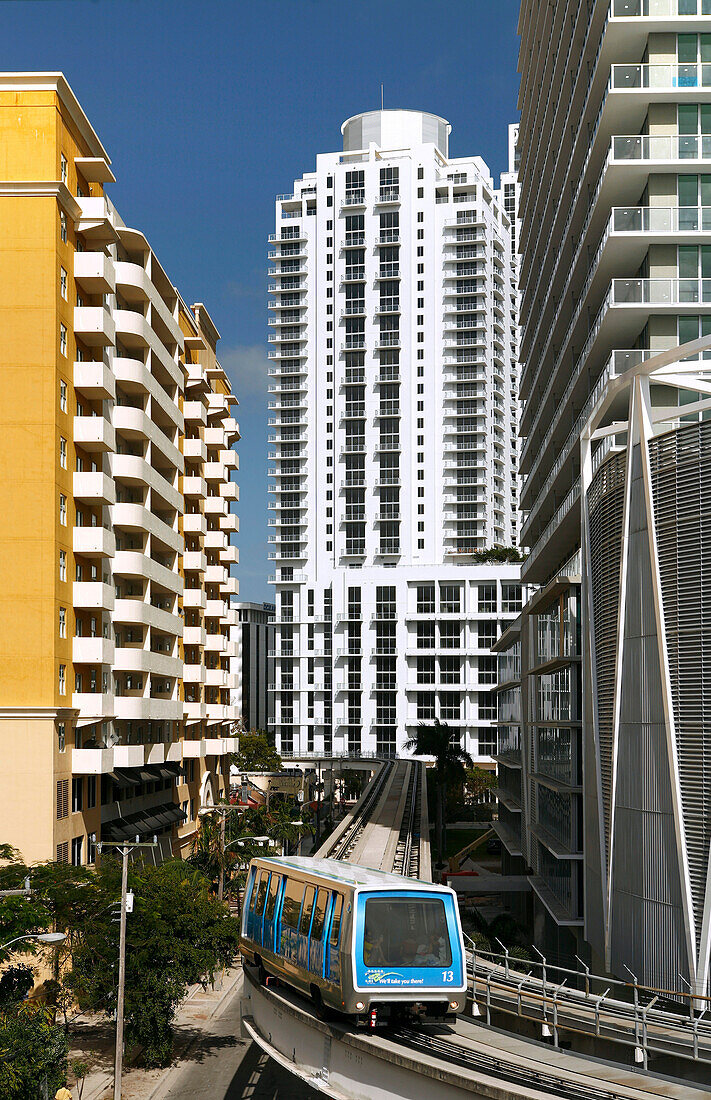 Eine Hochbahn schlängelt sich durch die Condominium towers in der Innenstadt, Miami, Florida, USA
