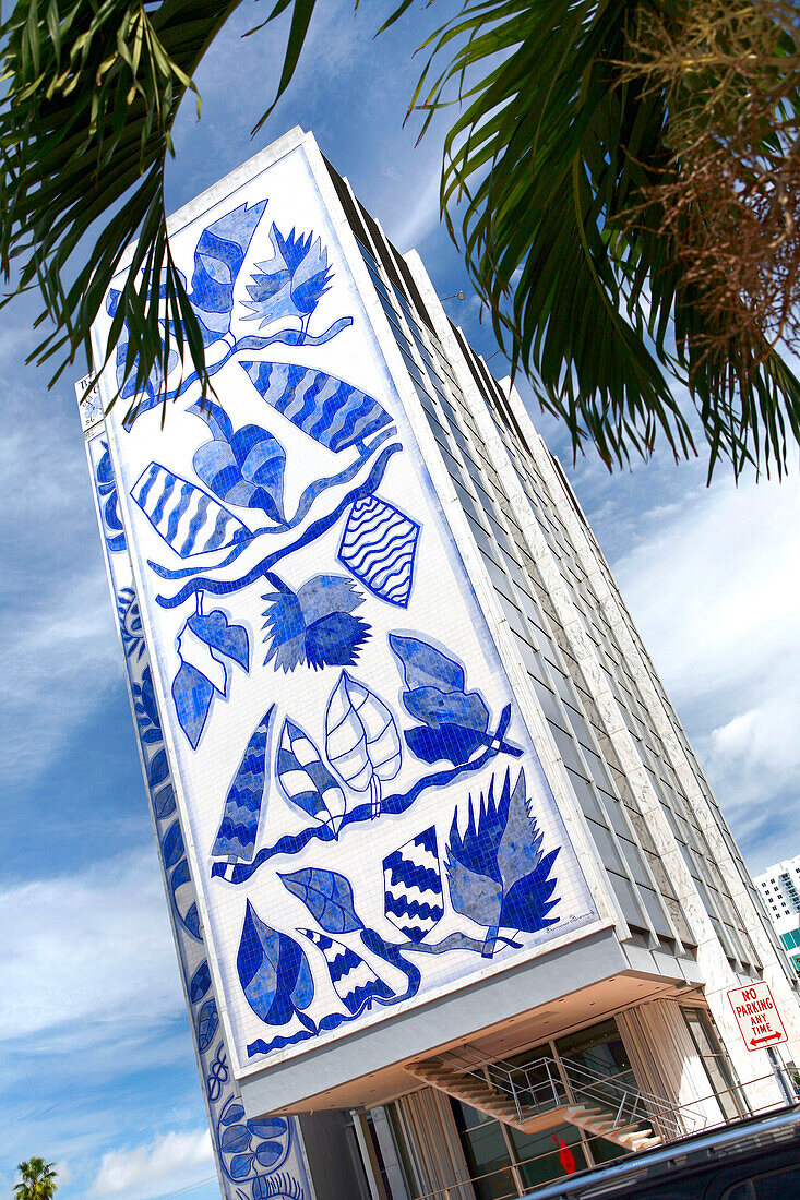 Aussenaufnahme des Bacardi Gebäudes unter Wolkenhimmel, Miami, Florida, USA