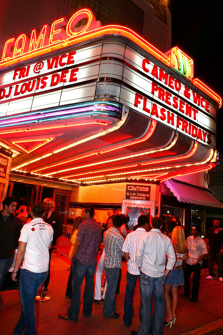 Menschen stehen nachts vor dem Cameo Nightclub, South Beach, Miami, Florida, USA