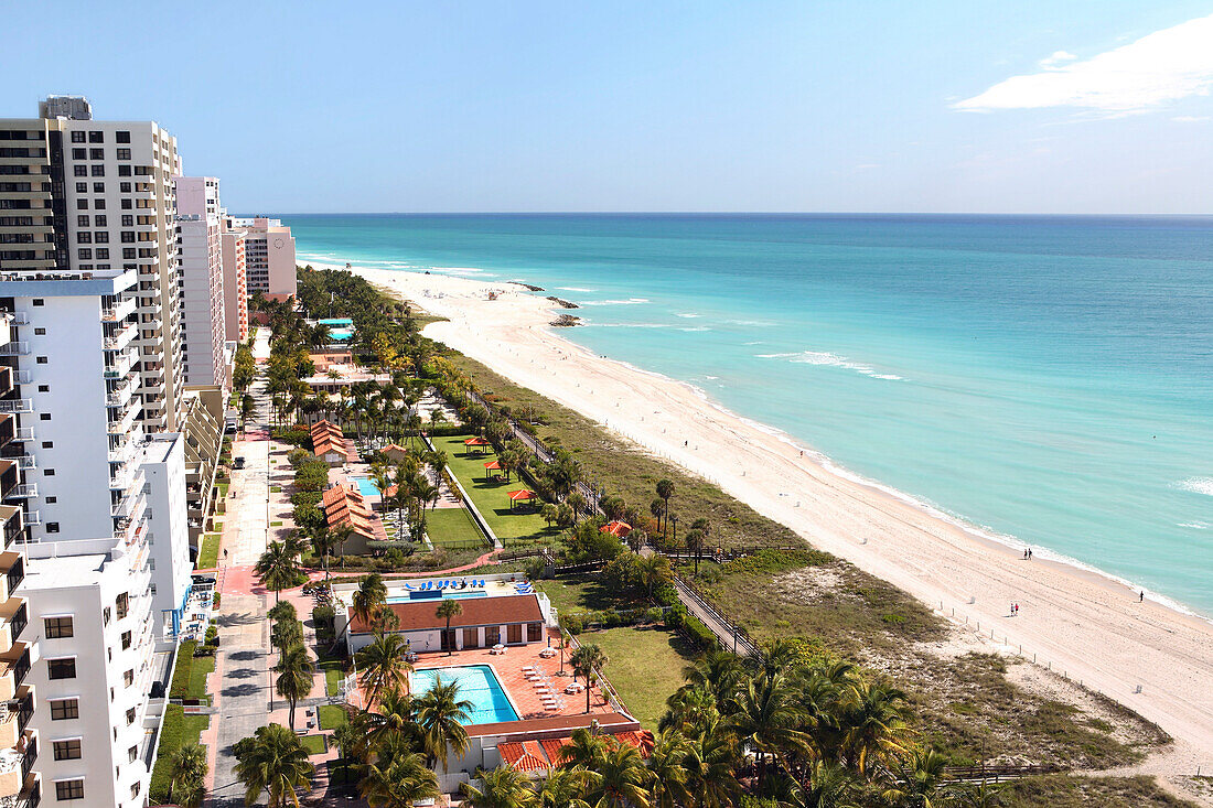 Hochhäuser und Strand im Sonnenlicht, South Beach, Miami Beach, Florida, USA