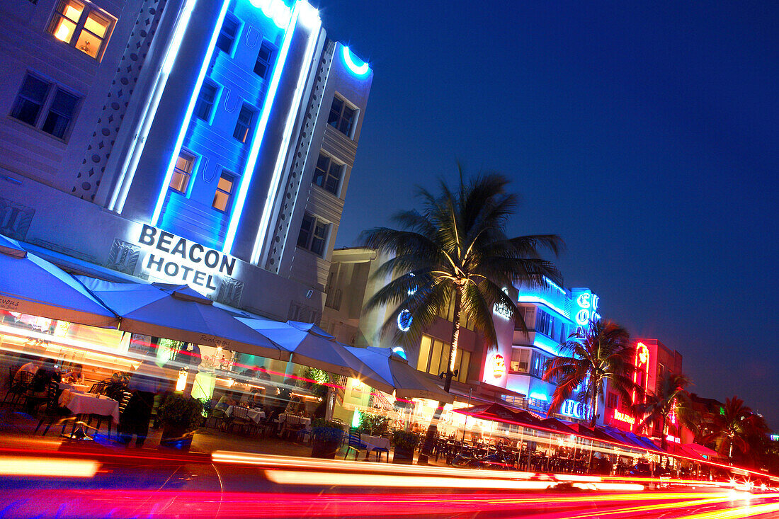 Leuchtreklame an Hotels am Ocean Drive bei Nacht, South Beach, Miami Beach, Florida, USA