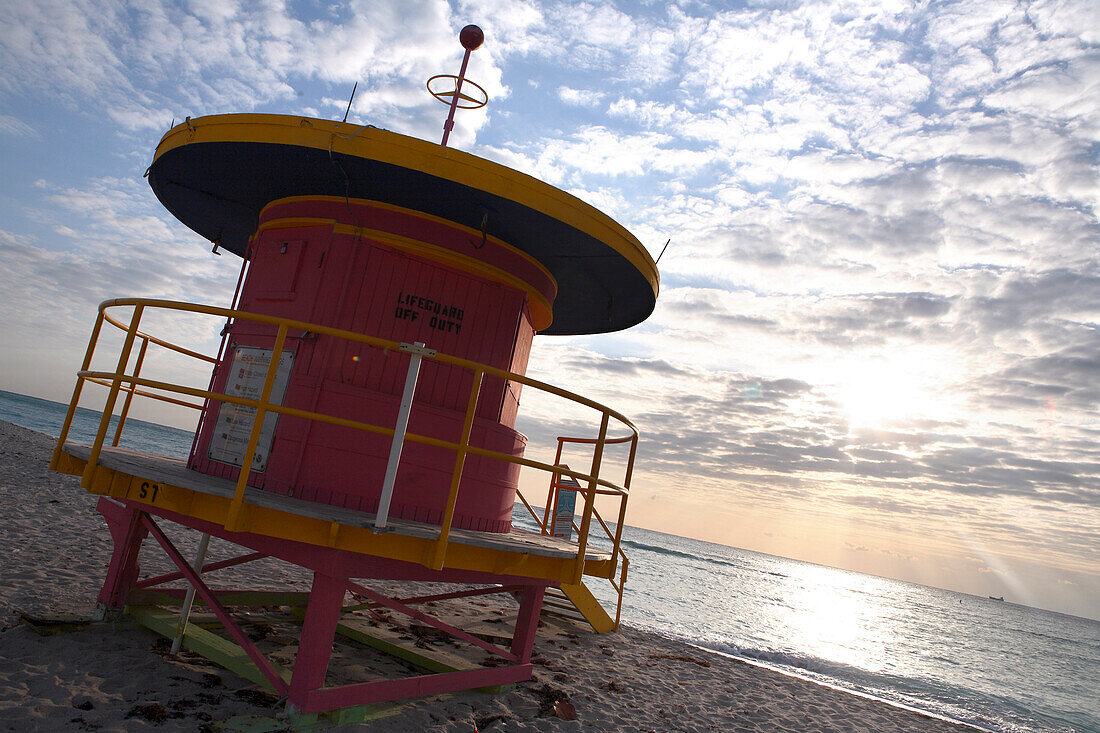 Der verlassene Rettungsschwimmerturm am Abend, South Beach, Miami Beach, Florida, USA