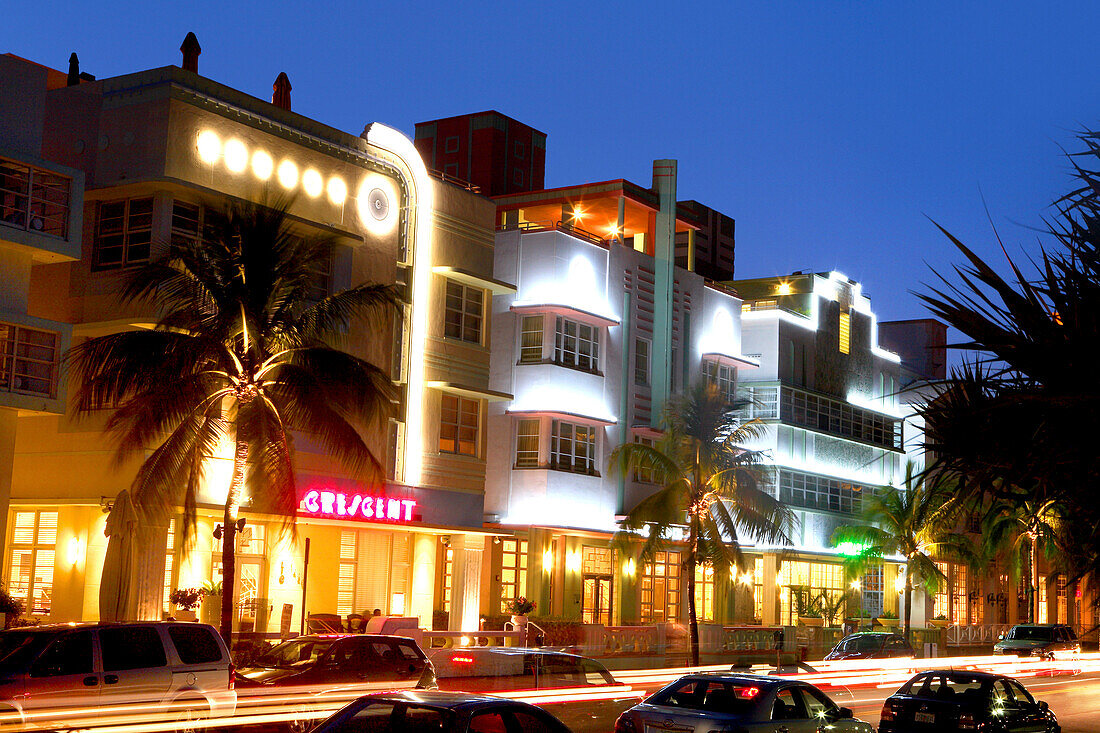 Beleuchtete Hotels am Ocean Drive bei Nacht, South Beach, Miami Beach, Florida, USA
