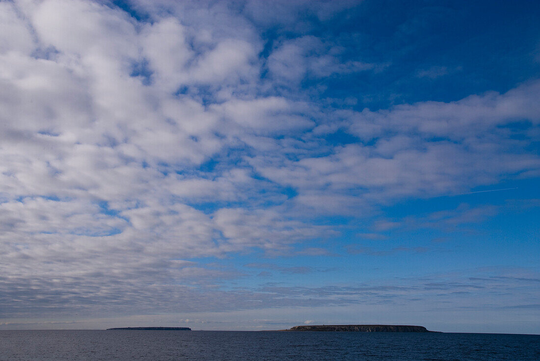 Unbewohntes Naturschutzgebiet mit Inseln, Lilla Karlso, rechts, und Stora Karlsö, links, Djauvik, Gotland, Skandinavien, Schweden, Europa