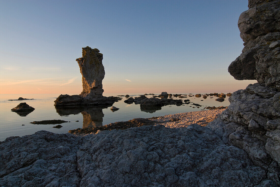 Hohe kalksteinsäulen, Raukar, in der Nähe von Lauter, Nordwest Küste, Farö, Gotland, Schweden, Skandinavien, Europa