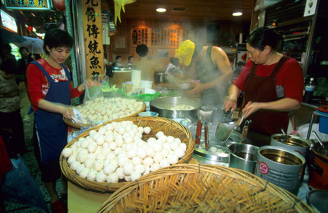 Innenansicht eines Strassenrestaurants in der Bergwerkstadt Chiufen, Taiwan, Asien