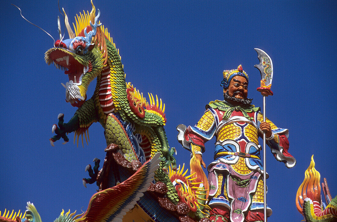 Bunte Figuren auf einem Taotempel unter blauem Himmel, Taiwan, Asien