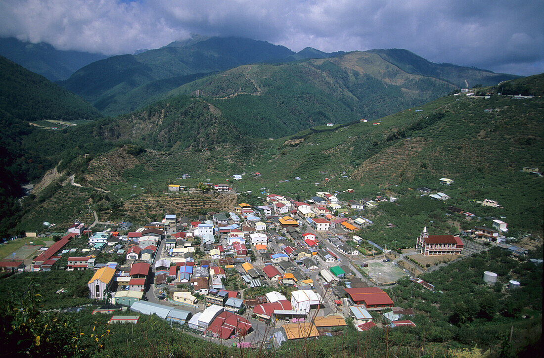 Blick auf die Häuser eines Dorfes in der Taichung Provinz, Taiwan, Asien