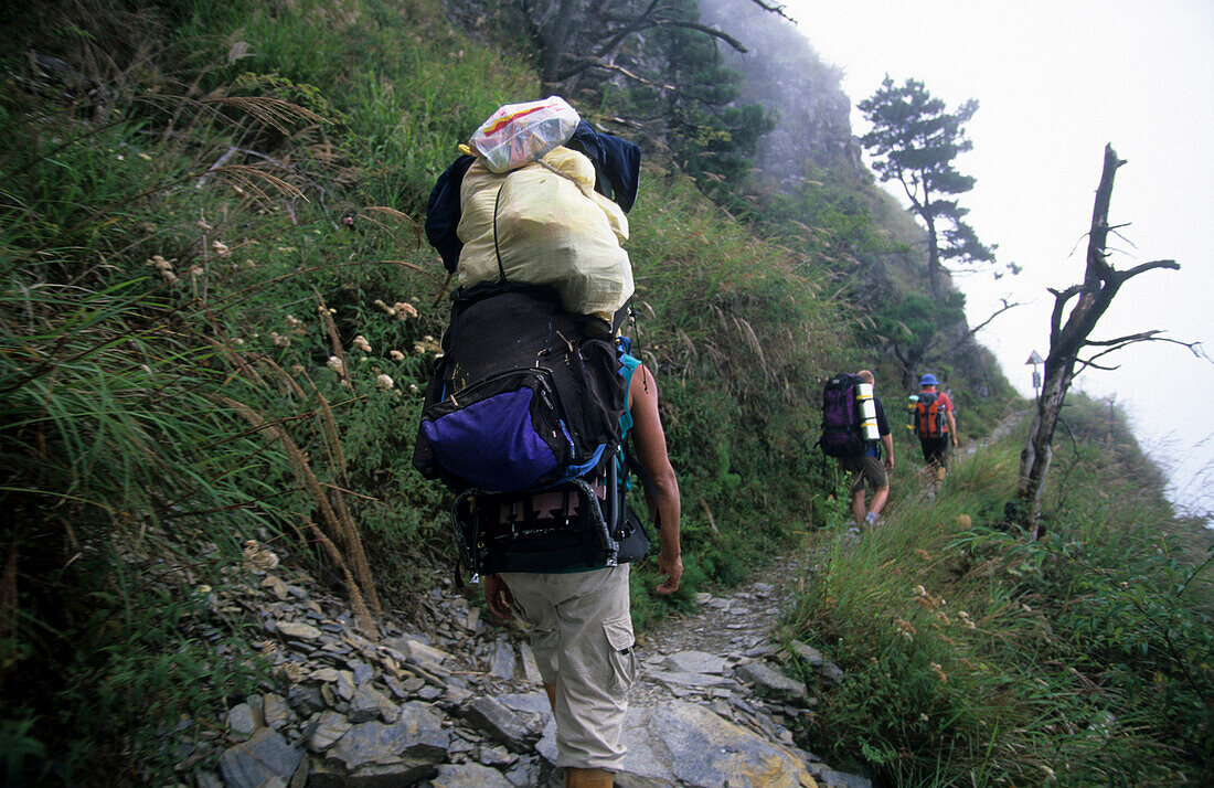 Ureinwohner als Träger auf dem Weg zum Yushan Gebirge, Yushan Nationalpark, Taiwan, Asien