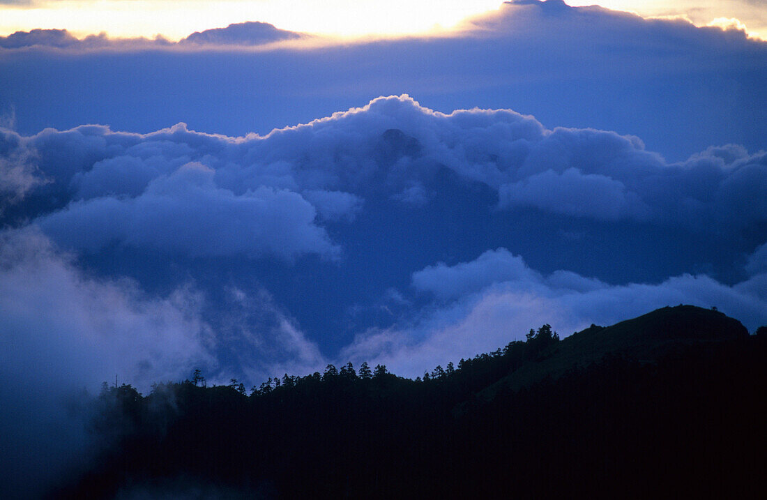 Wolken auf den Berggipfeln bei Sonnenaufgang, Shei-Pa Nationalpark, Taiwan, Asien