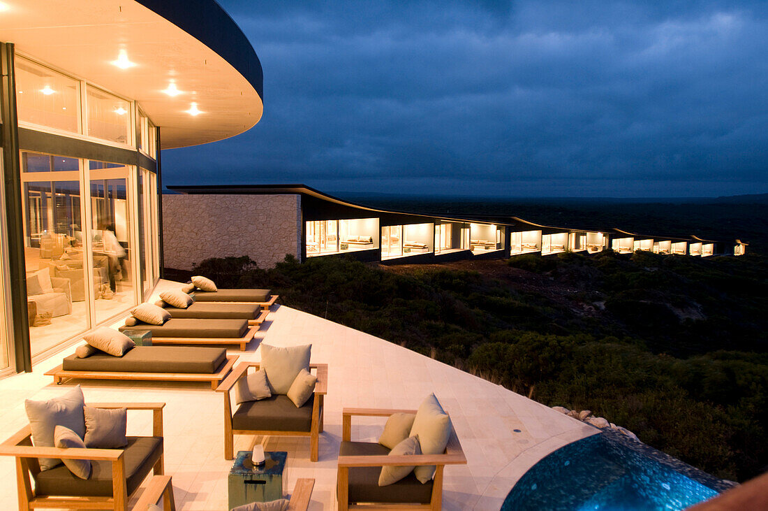 Die beleuchtete Terrasse vor den Zimmern der Southern Ocean Lodge am Abend, Kangaroo Island, Südaustralien, Australien