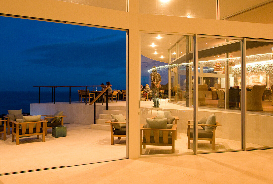 Die beleuchtete Lounge und Terrasse der Southern Ocean Lodge am Abend, Kangaroo Island, Südaustralien, Australien