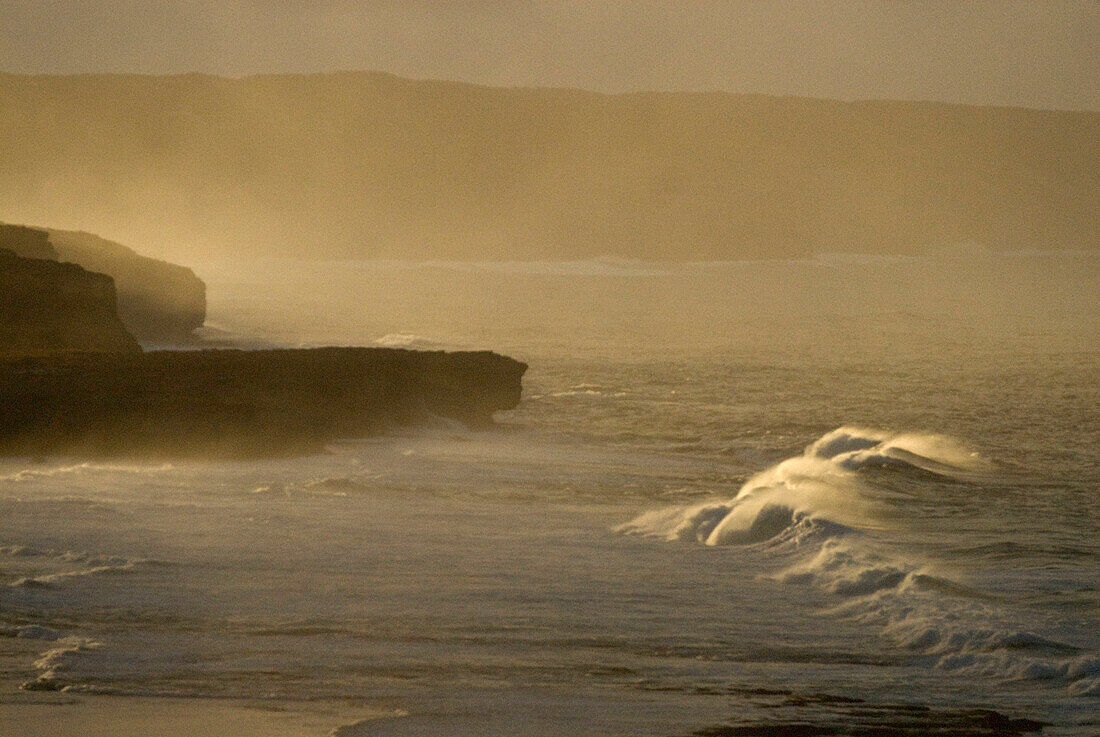 Wellen vor der Hanson Bay im Licht der Abendsonne, Kangaroo Island, Südaustralien, Australien