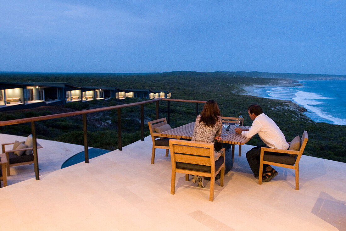 Ein Paar sitzt abends auf der Terrasse der Southern Ocean Lodge, Kangaroo Island, Südaustralien, Australien