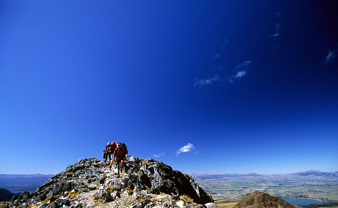 Menschen auf dem Gipfel des Mt. Luxmoore in den Kepler Mountains, Fiordland Nationalpark, Südinsel, Neuseeland, Ozeanien
