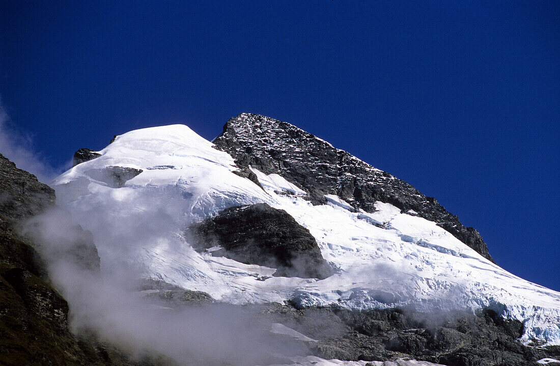 Gletscher, schneebedeckter Berggipfel unter blauem Himmel, Mt. Aspiring Nationalpark, Südinsel, Neuseeland, Ozeanien