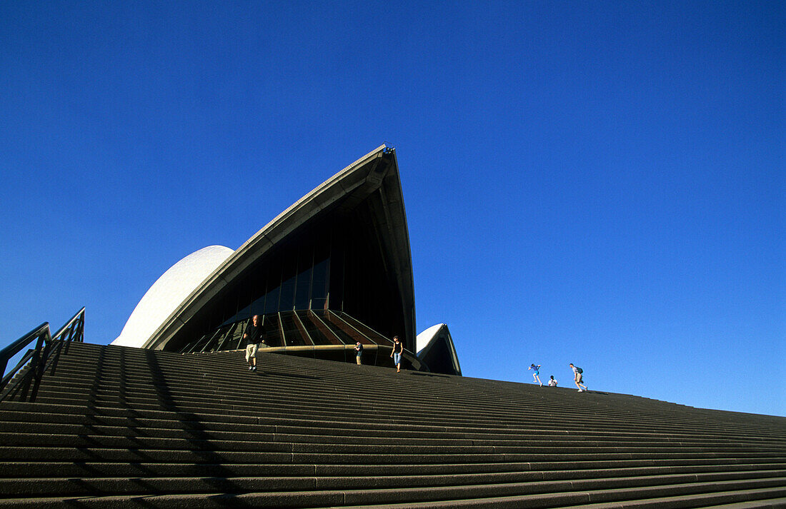 Blick auf Stufen und das Opernhaus vor blauem Himmel, Sydney, New South Wales, Australien
