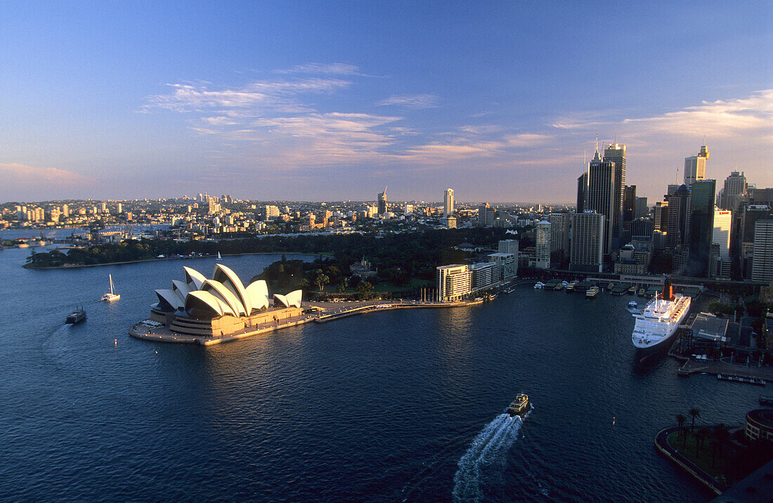 Blick auf die City, den Hafen und das Opernhaus im Sonnenlicht, Sydney, New South Wales, Australien