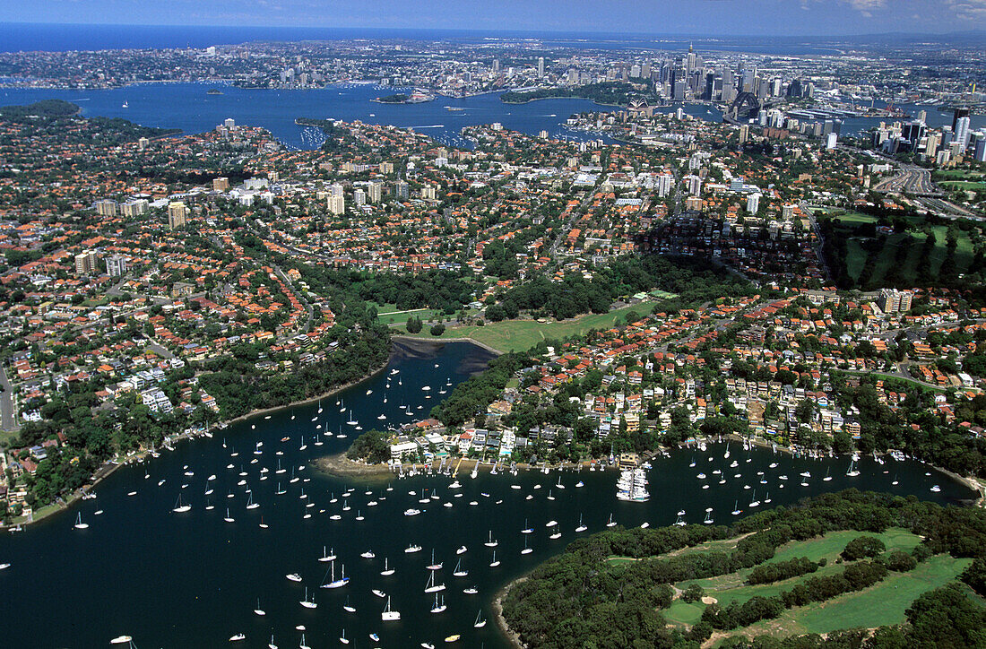Blick über einen Seitenarm des Middle Harbour und die umliegenden Vororte zur City, Sydney, New South Wales, Australien