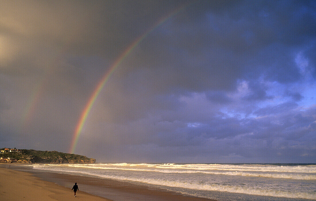 Regenbogen am Wolkenhimmel über Bondi Beach, Sydney, New South Wales, Australien