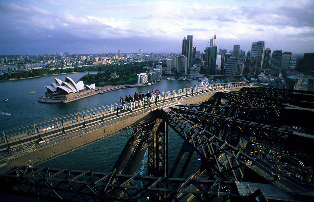 Menschen stehen auf dem obersten Stahlträger der Hafenbrücke, Sydney, New South Wales, Australien
