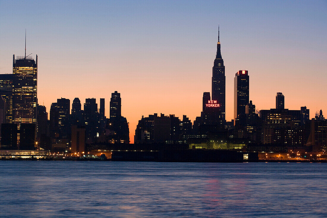 MIDTOWN SKYLINE. HUDSON RIVER. MANHATTAN. NEW YORK. USA