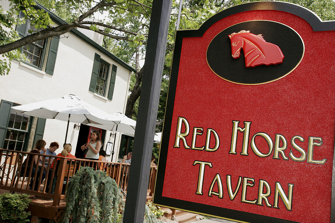 Washington Street, Red Horse Tavern, table, umbrella, alfresco dining, red sign. Middleburg. Virginia. USA.