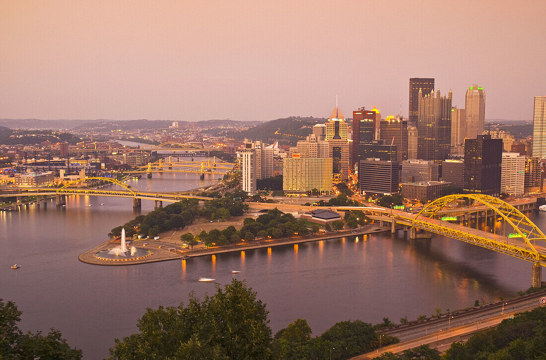 USA Pennsylvania Pittsburgh Downtown/Golden Triangle the confluence of Monongahela (right) and Allegheny Rivers