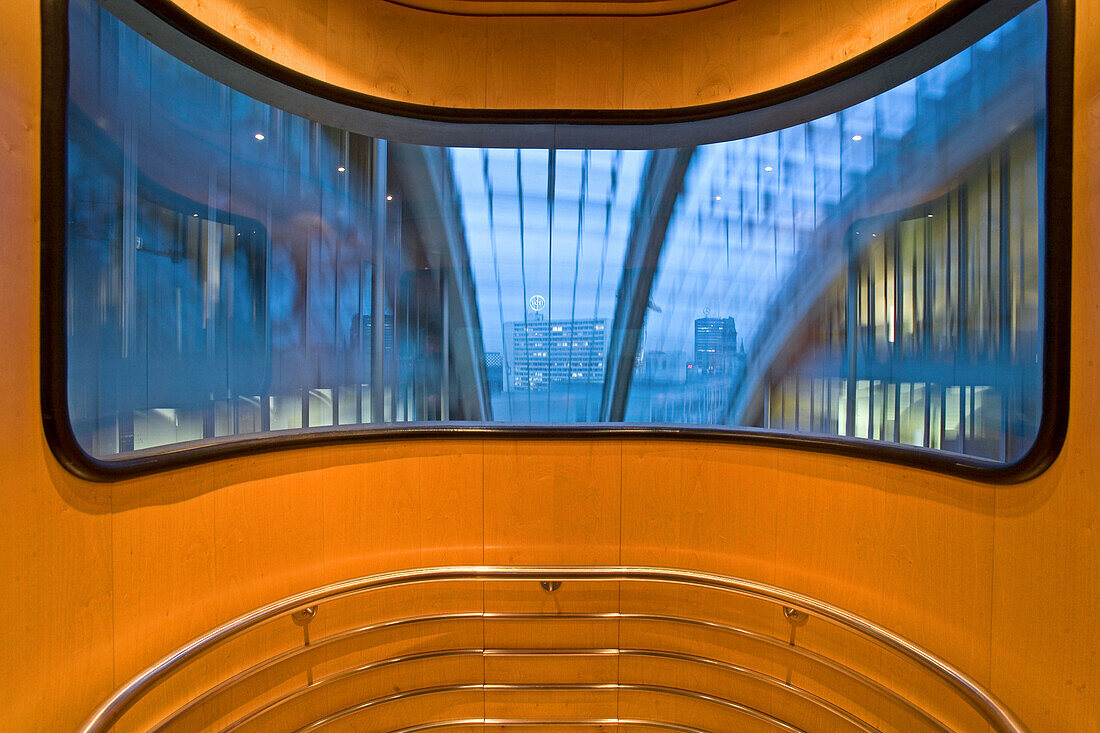 Fahrstuhl im Ludwig-Erhard-Haus, Fasanenstraße, 1994-1997 von Nicholas Grimshaw und Partner errichtet, im Berliner Jargon Gürteltier genann, zwei gebäudehohe Atrien leiten Tageslicht in die Innenräume und mit doppelschichtigen Glasfassaden und steuerbaren