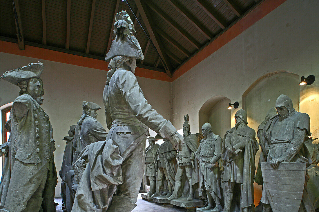 Berliner Lapidarium in einem ehemaligen Pumpwerk am Halleschen Ufer beherbergt historische Denkmale, Originale aus dem Tiergarten, dort Repliken, Ritter, Ratsherren, Herrscher, Berlin