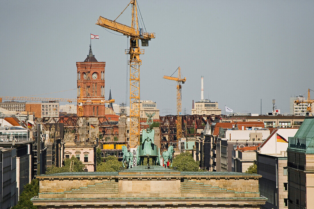 Blick über das Brandenburger Tor auf das Rote Rathaus