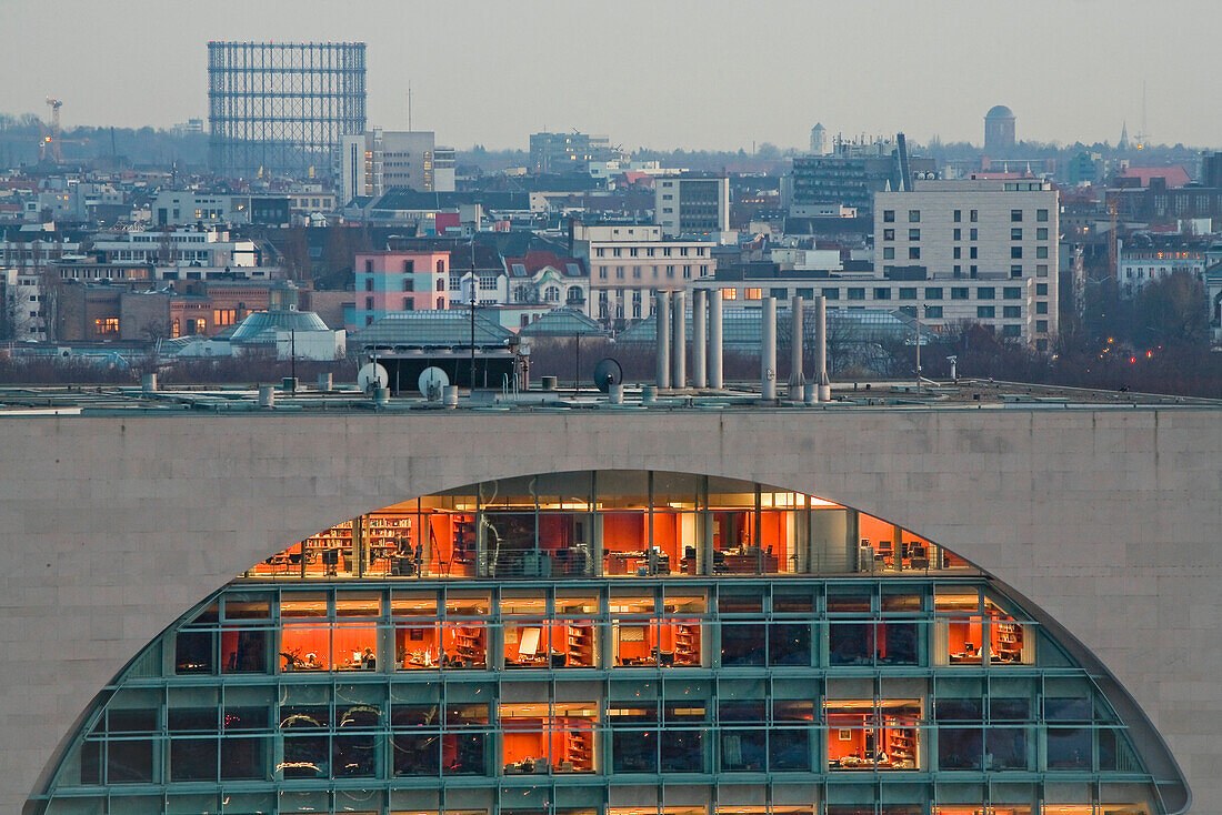 Blick über Kanzleramt, im Hintergrund Schöneberg,  Architekten Axel Schultes und Charlotte Frank, beleuchtete Büroräume