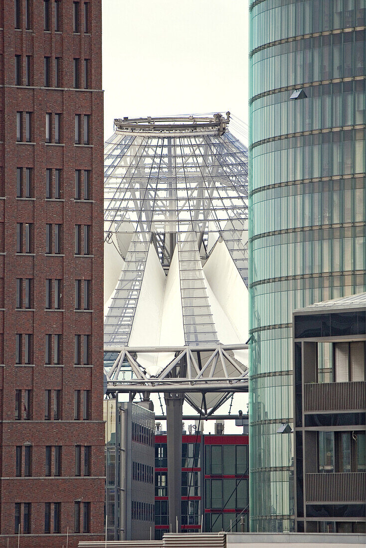Blick durch Kollhoff Tower und Bahn Tower zum Sony Center, Potsdamer Platz, Berlin, Deutschland