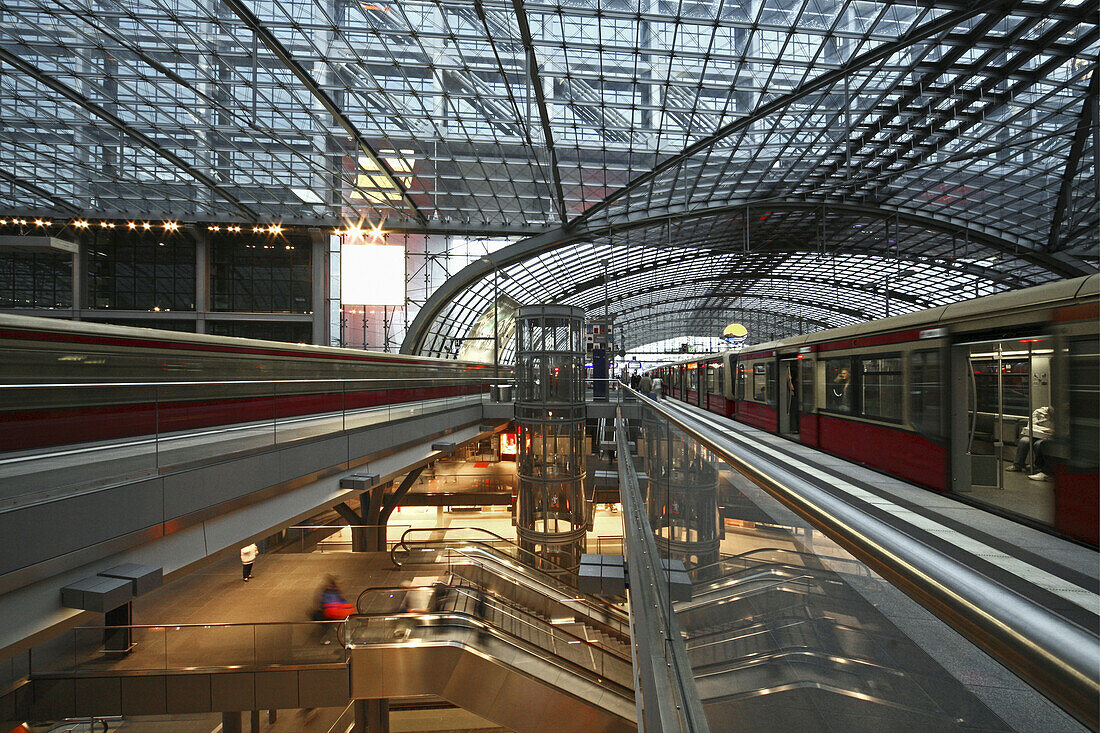 Blick in den Berliner Hauptbahnhof, Berlin, Deutschland