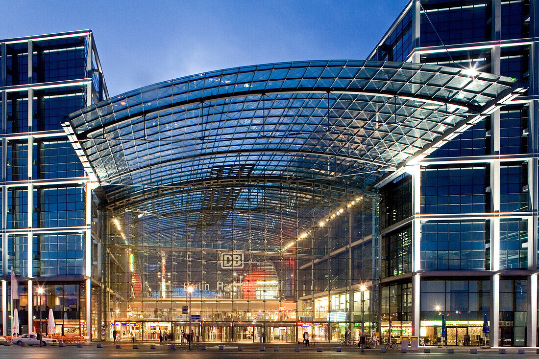 Der Hauptbahnhof am Abend, Berlin, Deutschland, Europa