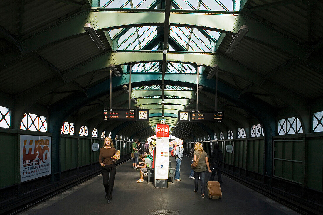 Menschen an der U-Bahnstation Eberswalder Straße bei Tag, Prenzlauer Berg, Berlin, Deutschland, Europa