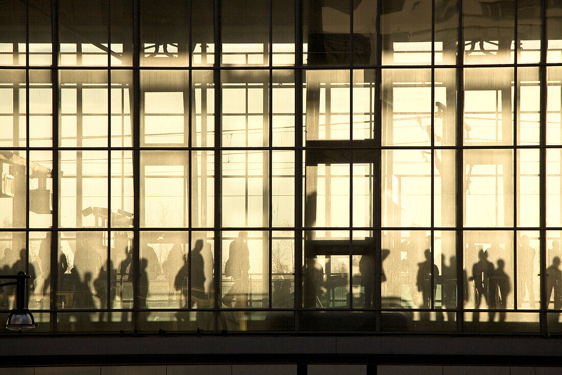 Aussenansicht der Halle des Bahnhofs Friedrichstraße, Berlin, Deutschland, Europa