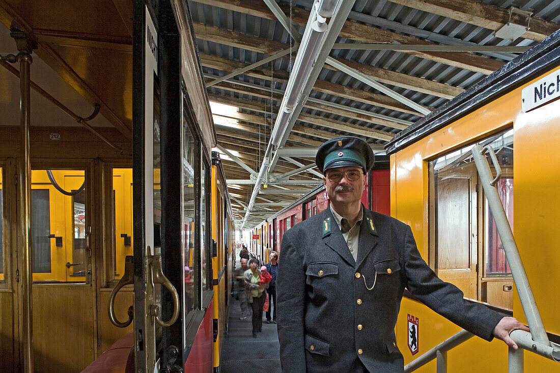 Menschen und Nahverkehrszug in der Halle des Warschauer Bahnhofs, Berlin, Deutschland, Europa