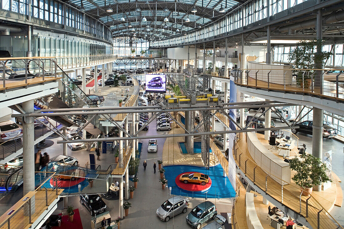 Innenansicht der Mercedes-Welt, Ausstellungshalle für Mercedes Benz, Salzufer, Berlin, Deutschland, Europa