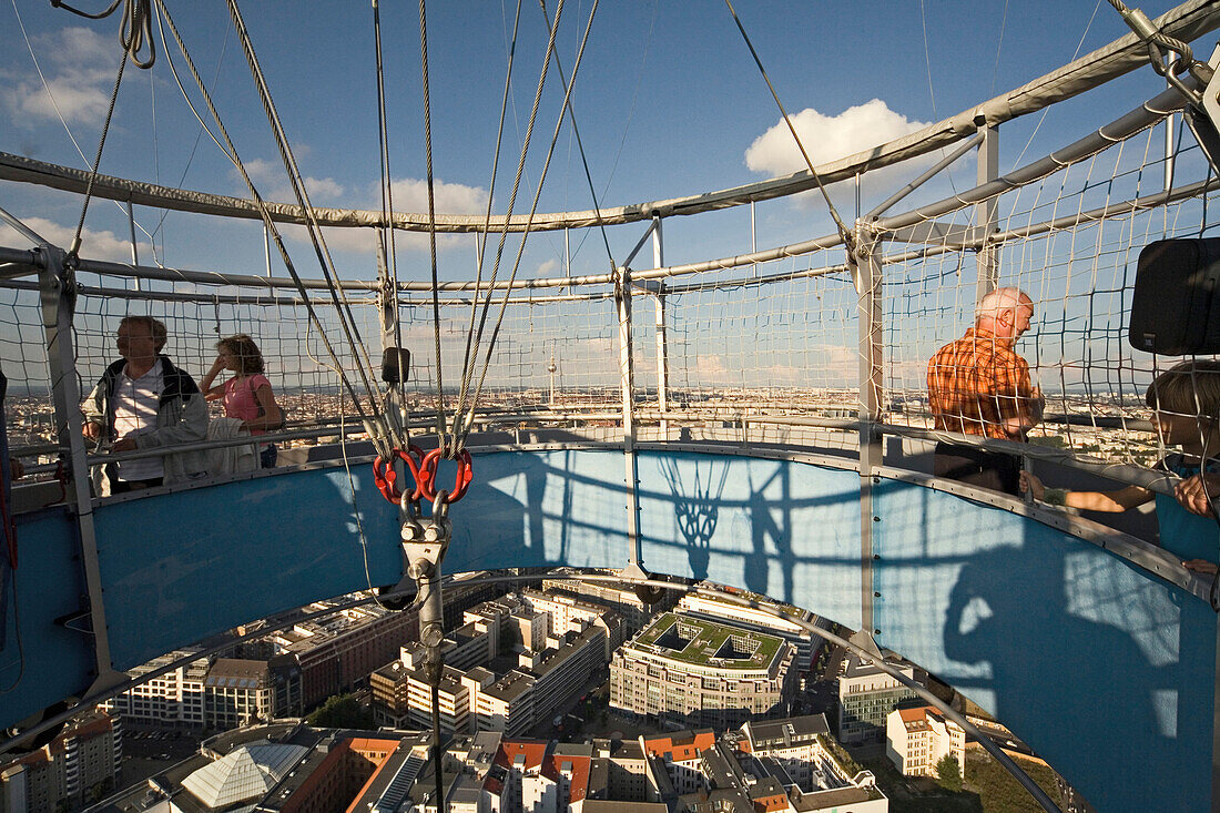 Menschen in einem Heissluftballon schauen auf Berlin Mitte, Berlin, Deutschland, Europa