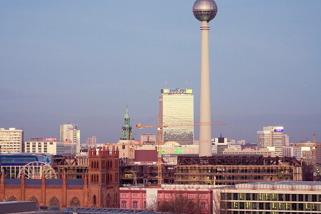Blick über Berlin Mitte, Friedrichswerdersche Kirche, Fernsehturm Alex, Berlin, Deutschland, Europa