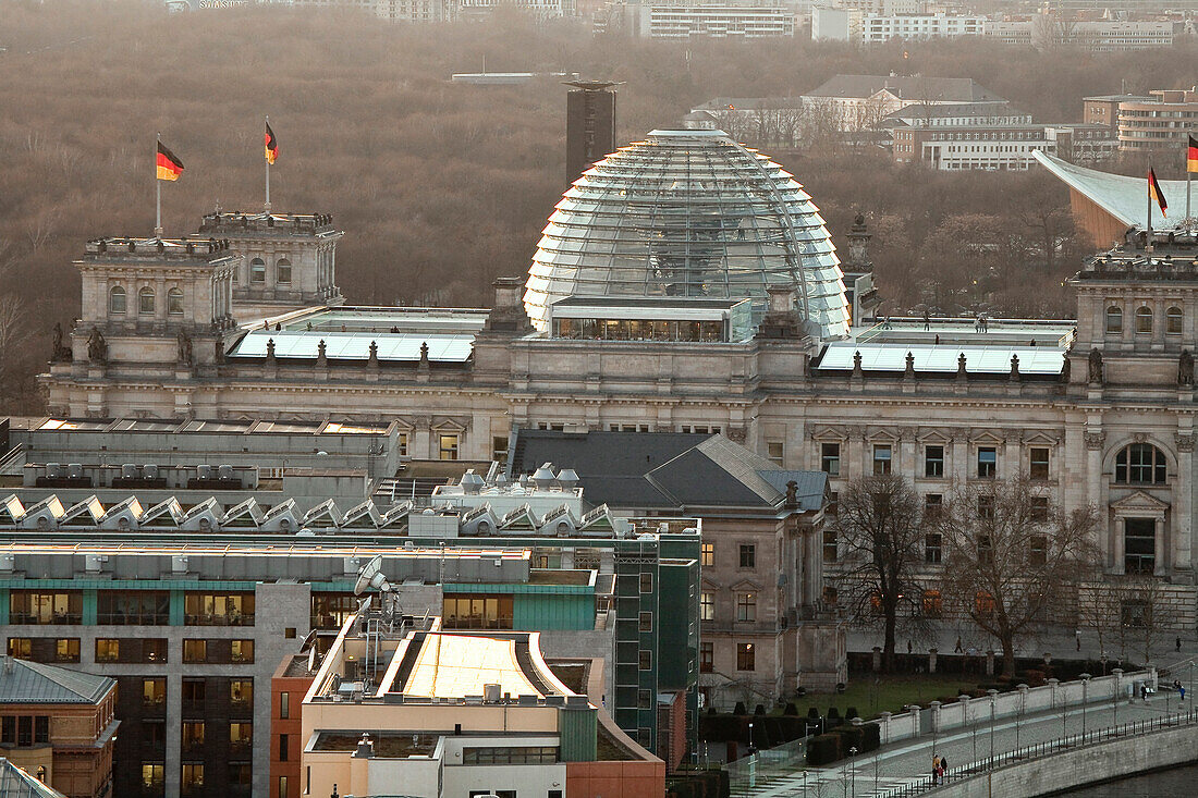 Blick auf das Reichstagsgebäude und seine Kuppel, Berlin, Deutschland, Europa