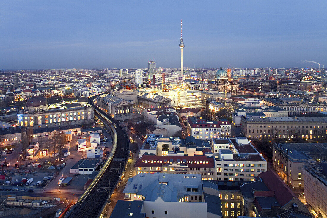 Museumsinsel mit Fernsehturm im Hintergrund am Abend, Berlin, Deutschland